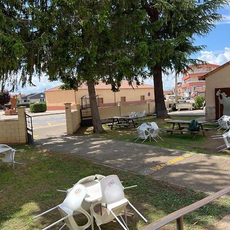 Hostel Albergue Municipal San Martín del Camino Exterior foto
